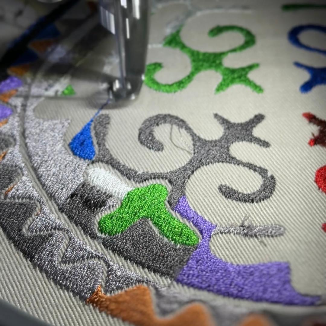 Вышивка на ткани - компьютерная вышивка логотипов